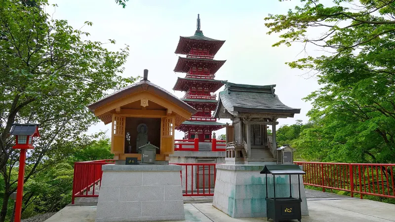 Small pagoda stands in Kurikara