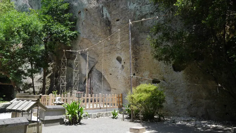 Hananoiwaya Shrine cliff view