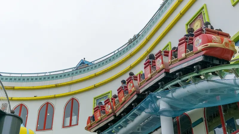 Compact roller coaster track