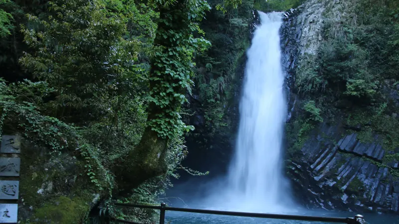 Joren Falls seen from walkway