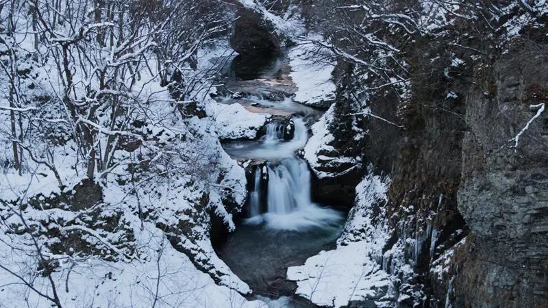 Houmei Shijuhattaki Falls in winter