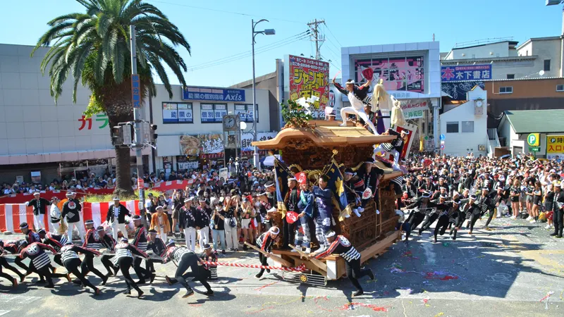 Four ton danjiri corner turn