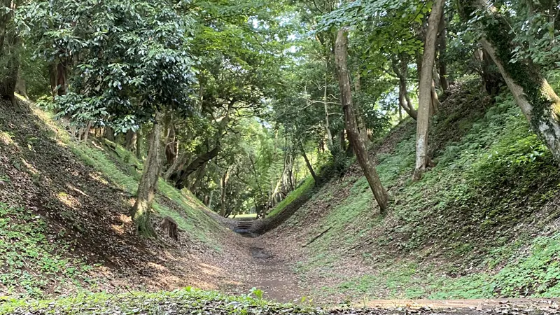 Large dry moat at Odawara