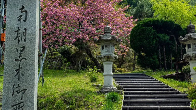 Tenkawa Daibenzaiten Shrine path