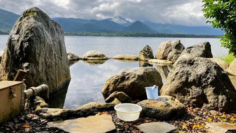 Kotan Onsen lakeshore setting