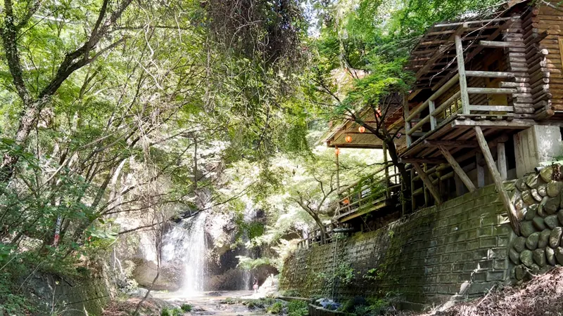 Tsukimachi Falls overall exterior