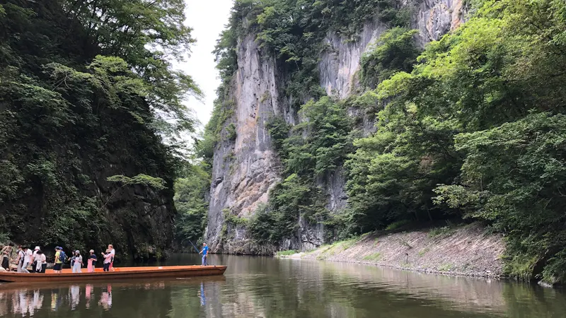 Geibikei boat on river