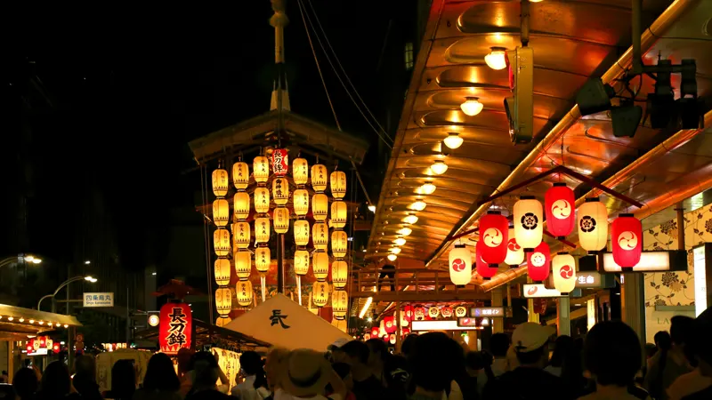Yamahoko with lanterns